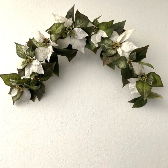 POINSETTIA HOLIDAY SWAG WALL DÉCOR ARTIFICAL CHRISTMAS - Picture 4 of 13